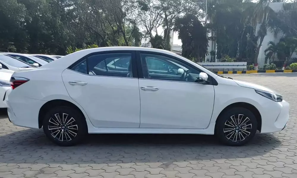 Toyota Corolla Altis thế hệ cũ chưa nghỉ hưu mà được bổ sung phiên bản nâng cấp - Ảnh 11.