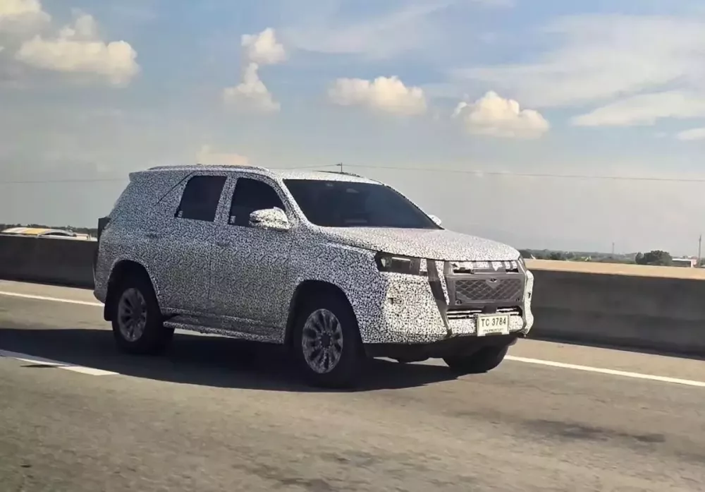 Toyota Fortuner 2027 lộ diện trên đường cao tốc, hé lộ những chi tiết thiết kế mới